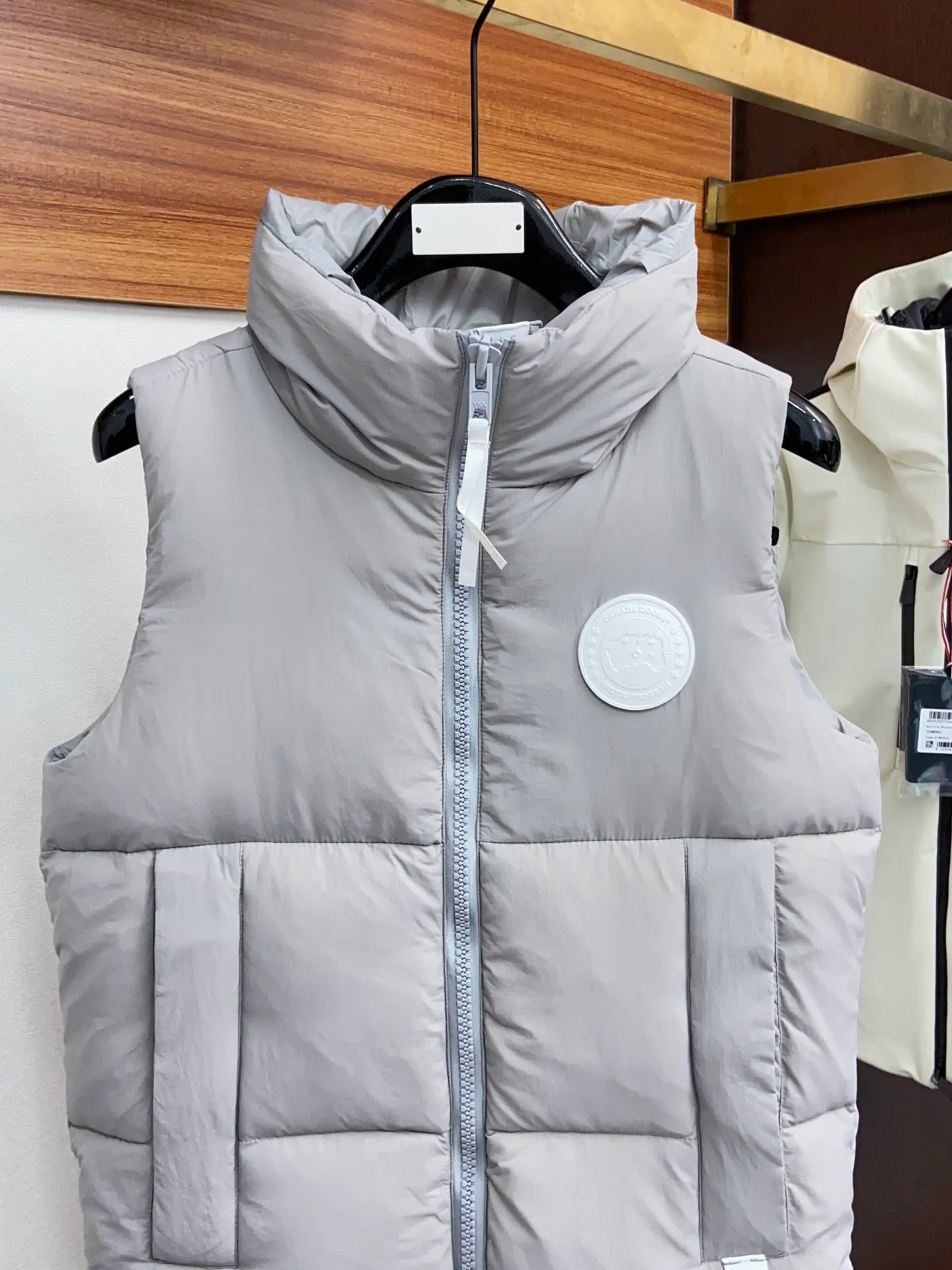 P520 original single version exclusive release #𝘾𝘼𝙉𝘼𝘿𝘼 𝙂𝙊𝙊𝙎𝙀/𝙅𝙪𝙣𝙘𝙩𝙞𝙤𝙣 top original TOP version restored ZP up to 98%‼ ️ CANADA GOOSE/Canada Goose Pastels Pastel Series Everett White Label Vest This versatile Everett vest is a lightweight layering item suitable for wearing in all seasons. It is trimmed in all white and equipped with D-rings for hanging gloves or other daily items when outside. It is ideal for travel and unpredictable weather conditions. The pocket openings and cuff edges are reinforced with CORDURA fabric for durability. The reflective stripes on the back of the collar improve visibility in dim environments, making it the first choice for travel. Note: In order to maximize profits during the production process, some businesses add toxic waste silk, 50 velvet, hand-feel velvet, etc. into the clothes! It is said to be 90% white duck down, purchasing agent level, or even more exaggeratedly said to be 90% white goose down, to fool the layman! (You can consult the official Big Goose. All authentic styles are made of white duck down) ⚠️ Remember, you get what you pay for! Don't be greedy for small gains, or you will suffer big losses!  Size: XS S M L XL Color: Black Melt Water Blue Soft Pink Moonlight Lime